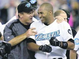 Años buenos. John Gibbons felicita a Vernon Wells, cuando ambos militaban con la franquicia hace seis campañas. AP  /