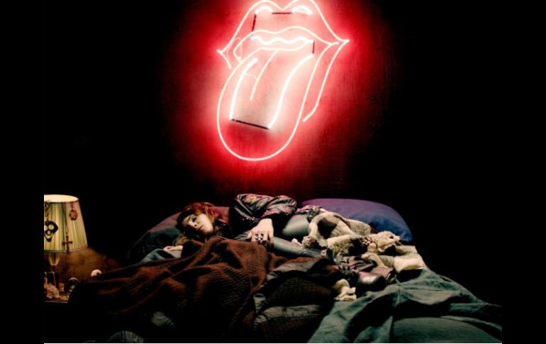 Rapace durante una escena del video donde aparece bajo la luz de sus Satánicas Majestades. AP  /