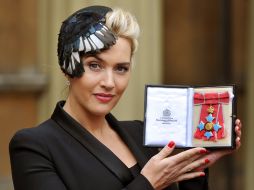 Kate Winslet llegó a la ceremonia enfundada en un vestido negro diseñado por la firma Alexander McQueen. AP  /