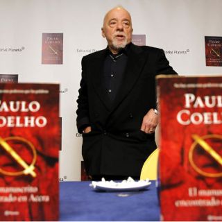 'Hoy no se entiende el escritor sin Twiter ni Facebook': Coelho