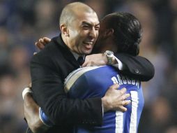 Drogba (d) junto al ex técnico del Chelsea Roberto Di Matteo. ARCHIVO  /