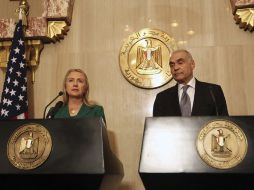 La secretaria de Estado de EU, Hillary Clinton (i), y el ministro de Exteriores de Egipto, Kamel Amr, en rueda de prensa. EFE  /
