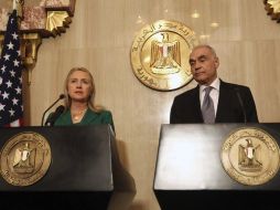 Hillary Clinton y Kamel Amr anuncian en El Cairo un acuerdo entre israelíes y palestinos para comenzar un alto el fuego. EFE  /