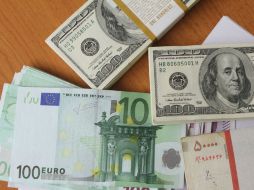 Frente al dólar, el euro subió levemente a 1,2825 dólares, lejos de un mínimo de sesión de 1,2733. ARCHIVO  /
