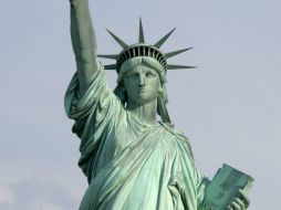 El huracán se llevó centenares de ladrillos del sulo de la zona que rodea al pedestal de la estatua. AP  /