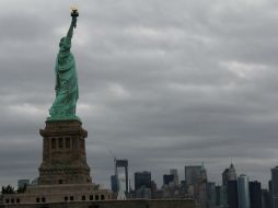 El huracán se llevó centenares de ladrillos del suelo de la zona que rodea al pedestal de la estatua. ARCHIVO  /