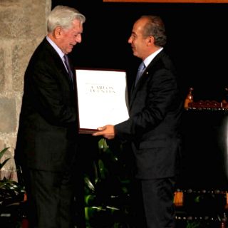Mario Vargas Llosa recibe Premio Carlos Fuentes