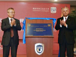 El rector Han Zhen (i), junto al secretario de Desarrollo de la Universidad Autónoma de México (UNAM), Francisco José Trigo (d). EFE  /