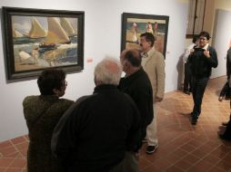 Personas visitando la muestra ''Prodigios de la Luz''. EFE  /