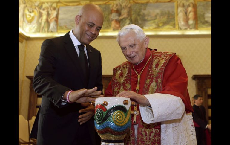 El mandatario fue recibido por el Papa Benedicto XVI.  /