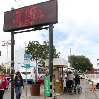 Pantalla de monitoreo ambiental, atendida por conductores