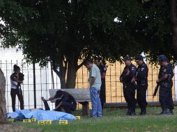 Investigadores del Ministerio Público (MP) y de la Policía Nacional Civil (PNC) de Guatemala trabajan en el área del tiroteo. EFE  /