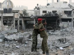 Oficiales se abrazan en Gaza. La primera jornada de tregua entre Israel y las milicias palestinas transcurrió sin incidentes. AFP  /