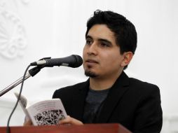 Luis Eduardo García leyó un rosario de poemas breves ante unas 60 personas que asistieron a la premiación.  /