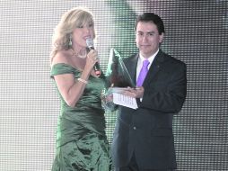 GRATITUD. José Luis Montiel recibe el reconocimiento por parte de Almendra Rodríguez por su labor altruista.  /