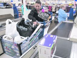 Alto consumo. Los estadounidenses se volcaron a las tiendas con motivo de las fiestas navideñas. AP  /