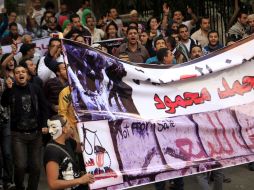 Manifestantes egipcios participan en una protesta organizada por la oposición contra las últimas decisiones del presidente. EFE  /