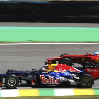 Vettel mejor que Alonso en los libres vespertinos