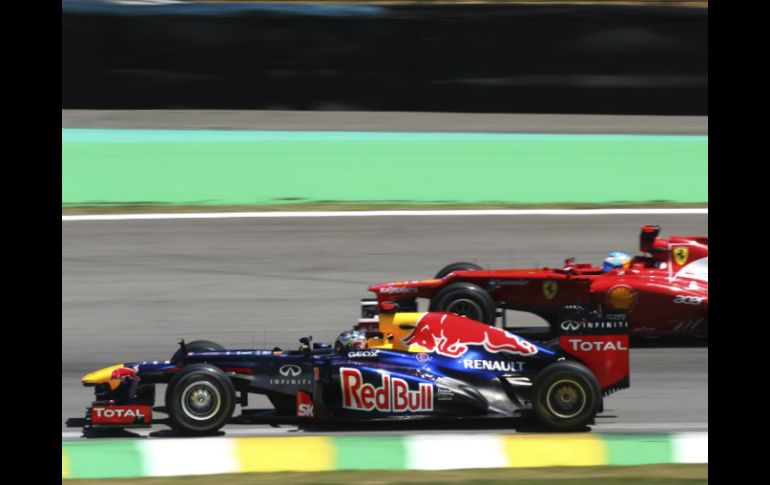 Vettel (i) hizo un tiempo de 1:14.300, mientras que Alonso (d) cronometró 1:14.592. AP  /