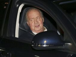 El rey Juan Carlos saluda a los medios a su llegada al hospital. EFE  /