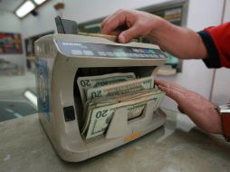 En casas de cambio el menor precio a la compra del dólar fue de 12.50 pesos. ARCHIVO  /