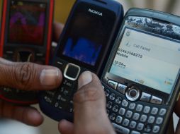 Los celulares permiten activar a distancia las bombas. AFP  /
