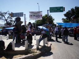 Profesores de la Sección 22 del SNTE bloquean ejes carreteros en Oaxaca. NTX  /