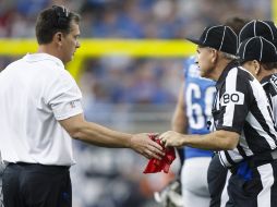 Jim Schwartz recibe el pañuelo rojo luego de que fue castigado por conducta antideportiva.  /