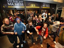 Tiendas abrieron horas antes de la medianoche del jueves para intentar llevarse la mayor parte de la clientela. AP  /