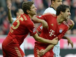 Thomas Muelle (i) y Javi Martínez (d) después de anotar el primer gol del partido. AFP  /