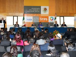 Miembros del la STPS informan de la desición tomada por la Cámara de Representantes de la Conasami. ARCHIVO  /