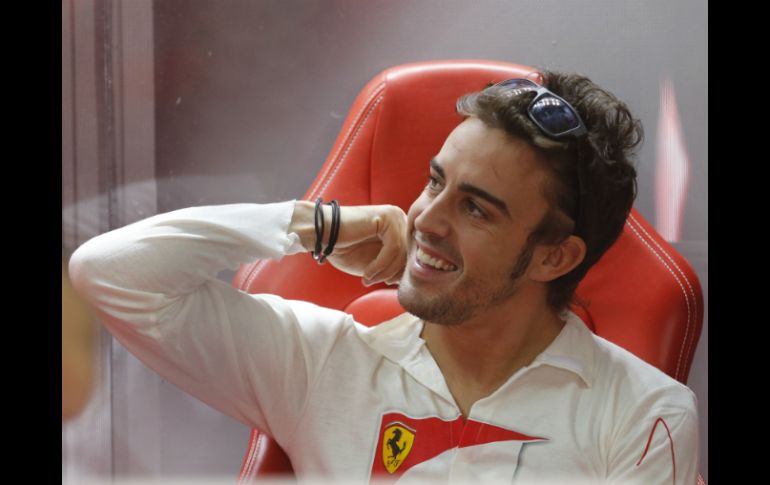 El español, Fernando Alonso, ahora lidera la cuarta fila, por delante del finlandés Kimi Raikkonen. AP  /