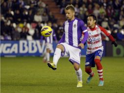 A pesar de que el Granada peleó y buscó la oportunidad de anotar, el Real Valladolid se plantó con una buena defensa. EFE  /