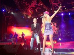 El cantante mexicano interpretó ''Toda la vida'' al lado de Martha Sánchez. ESPECIAL TWITTER  /