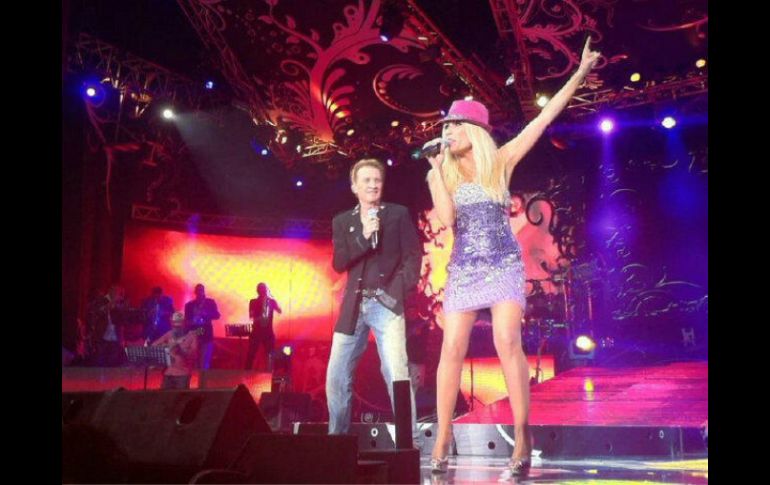 El cantante mexicano interpretó ''Toda la vida'' al lado de Martha Sánchez. ESPECIAL TWITTER  /