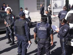 Las autoridades indica que uno de los delincuentes abatidos tenía vestimenta militar, mientras que otro vestía ropa de policía. ARCHIVO  /