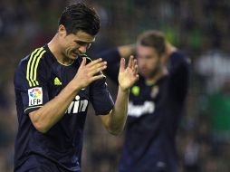 Cristiano Ronaldo lamenta una falla durante el juego que el Real Madrid perdió con el Betis. EFE  /