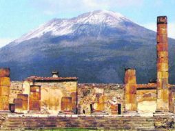 PAISAJE. Tras los vestigios de la señorial ciudad romana, aparece imponente el Vesubio.  /