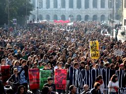 Miles de estudiantes, profesores y sindicalistas, así como militantes fascistas desfilan por la calles de Roma. ZUMAPRESS  /