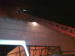 Para combatir el fuego se utilizó una escalera telescópica.  /