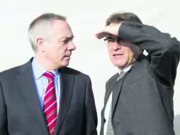 Los candidatos a la presidencia catalana, Pere Navarro (PSC) y Artur Mas (CiU)dialogan en el pacto de civilidad entre los partidos.  /