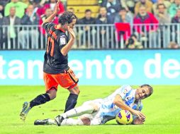 Bajan. Andrés Guardado derrumba al volante Joaquín Sánchez. EFE  /
