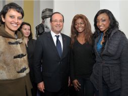 Francois Hollande (c) posa al lado de la ministro francesa de derechos de las mujeres (i).AFP  /