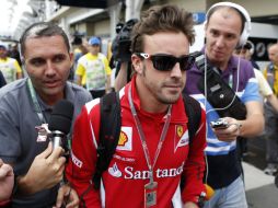 A pesar del asedio de la prensa, Fernando Alonso se abstuvo de emitir alguna declaración. AP  /