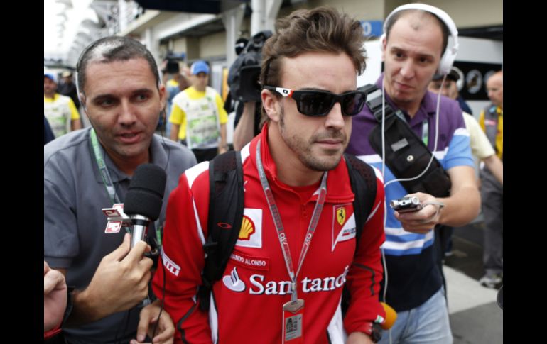 A pesar del asedio de la prensa, Fernando Alonso se abstuvo de emitir alguna declaración. AP  /