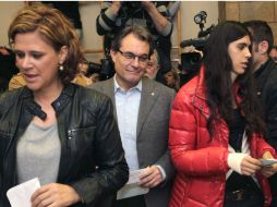 Artur Mas se dirige a emitir su voto, entre la multitud de votantes. EFE  /