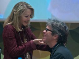 El estadounidense (d) recibe la medalla Carlos Fuentes de parte de Silvia Lemus (i), viuda del autor.Imagen de FIL Guadalajara.ESPECIAL  /