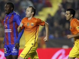 Iniesta (centro) fue la clave para la victoria del Barcelona. AP  /