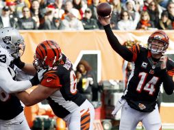 Andy Dalton (14) lanzó para tres anotaciones en el partido. AP  /