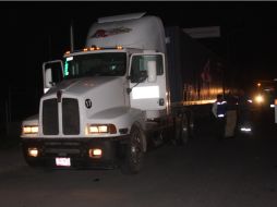 Se detectó al grupo de hombres cambiando mercancía de una caja de un trailer a otra de manera sospechosa.  /
